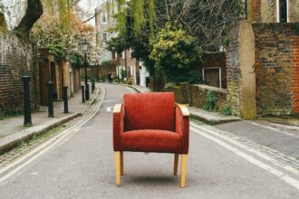 Changement de housse de fauteuil en cours avec des outils et un nouveau tissu