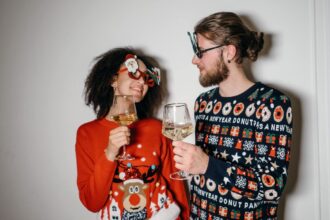 Pull de Noël coloré porté au travail avec style et confort