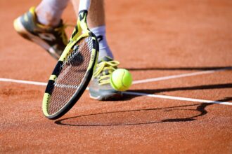 Enfant jouant au tennis sur un court ensoleillé