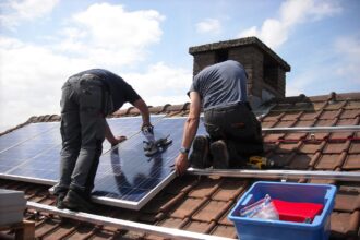 Panneaux solaires installés sur un toit bien orienté et incliné