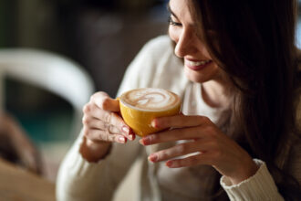 Café latte crémeux avec une belle mousse sur le dessus