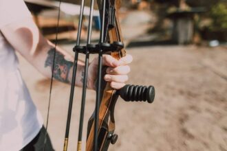 Joueurs s'affrontant lors d'une partie d'archery tag à Allauch