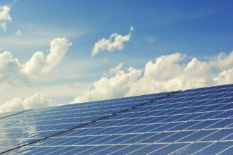 Panneaux solaires installés sur un toit résidentiel ensoleillé