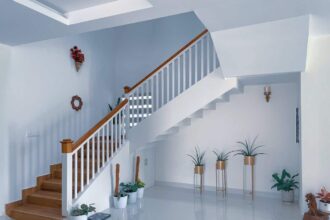 Escalier en bois modernisé avec des couleurs audacieuses et décoratives
