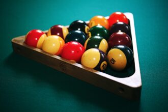 Compétition de billard avec joueurs concentrés autour d'une table bien équipée