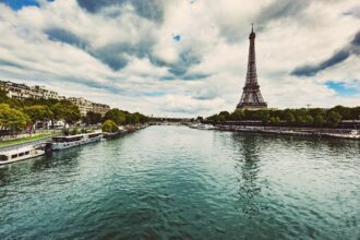 Vue romantique de Paris depuis une péniche lors d'une soirée festive