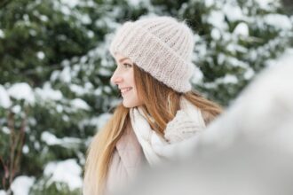 Bonnet féminin tendance pour affronter l'hiver avec style