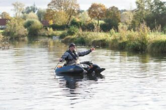 Float tube sur un lac avec pêcheur débutant à bord