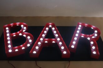 Enseigne lumineuse attirant les clients dans un commerce