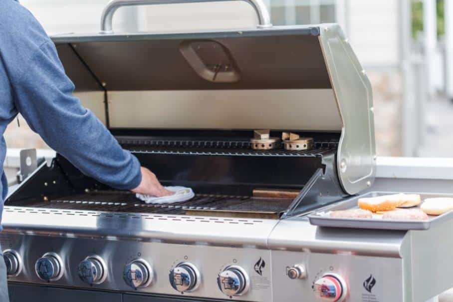 Comment nettoyer son barbecue après l'été