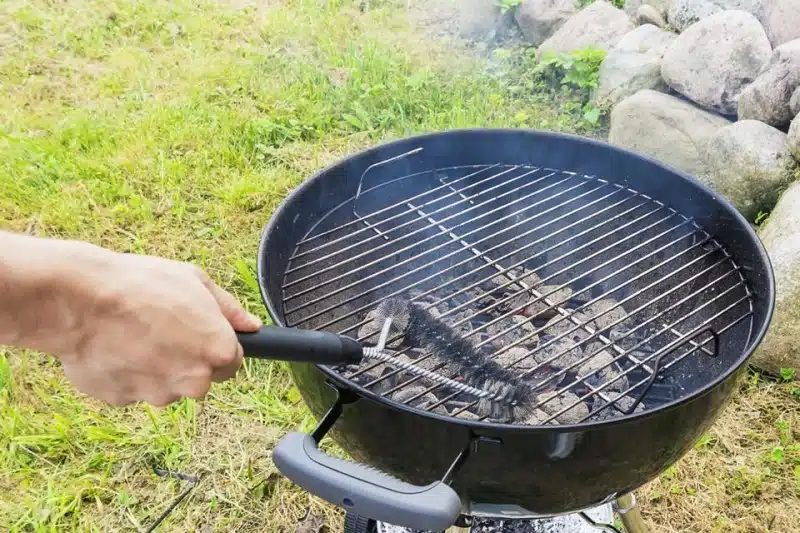 Comment nettoyer son barbecue après l'été