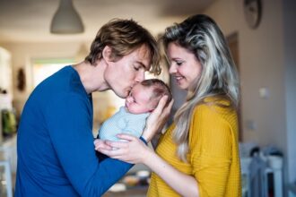 Routine nocturne des jeunes parents avec bébé endormi