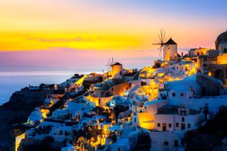 Plage ensoleillée de Mykonos avec ses maisons blanches typiques