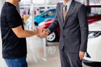 Concessionnaire automobile offrant des véhicules en bon état et garanties