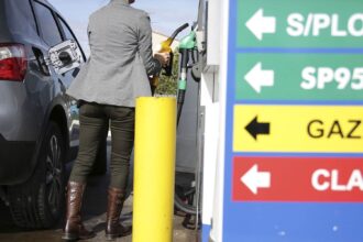 Conducteurs inquiets devant une station-service face aux prix de l'essence