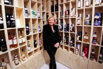 Sélection de bouteilles d'alcool chez un caviste expert