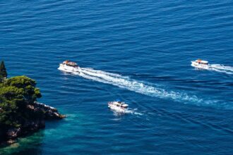 Bateaux naviguant sur la mer Adriatique en Monténégro