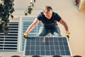 Panneaux photovoltaïques installés sur un toit de maison moderne