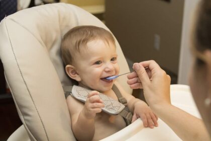 Bien choisir la cuillère pour nourrir votre bébé