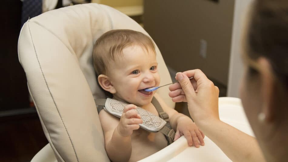 Bien choisir la cuillère pour nourrir votre bébé