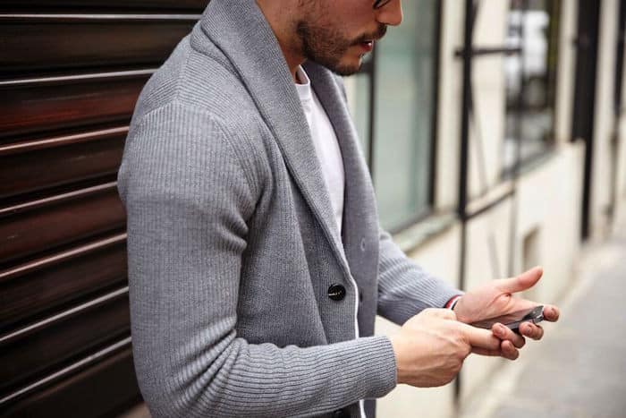 Quelle couleur associer avec le gris clair en vêtement