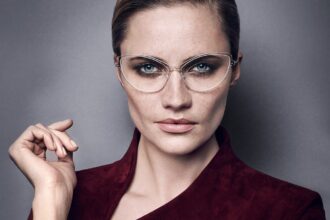 Lunettes de vue élégantes sur un fond neutre avec un reflet subtil