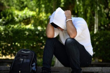 Comment mettre un sweat à capuche pour homme ?