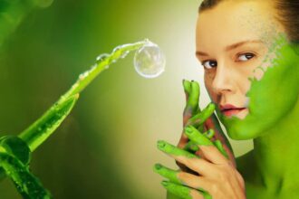 Produits cosmétiques bio sur une étagère en magasin