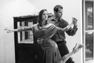 Danseurs en plein apprentissage de la danse de salon
