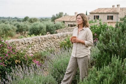 Femme méditerranéenne détendue dans un jardin en fleurs