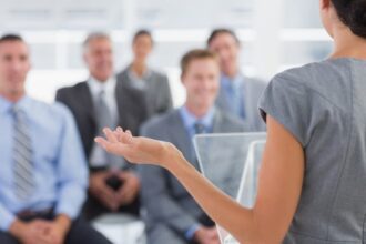 Employé en discussion sur un congé de formation syndicale