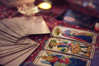 Cartes de tarot disposées pour un tirage de cartomancie