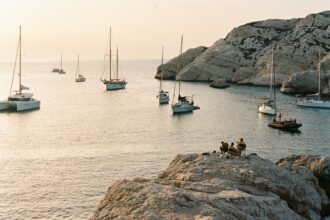 Touristes profitant d'activités nautiques à Marseille sous le soleil