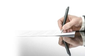 Délégués et employeurs signant un ordre de mission en entreprise