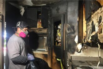 Nettoyage minutieux après un incendie dans une maison endommagée