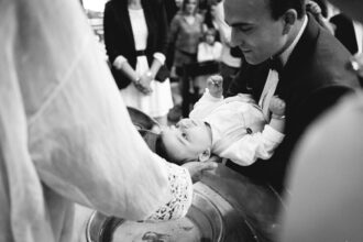 Cérémonie de baptême avec famille réunie et moments émouvants