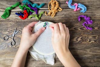broderie au point de croix avec des fils colorés sur un canevas