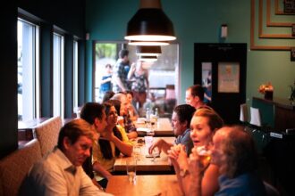 Ambiance conviviale d'un restaurant avec des clients heureux