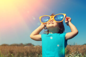 Soleil et enfants : comment bien les équiper avec les bons accessoires de protection ?