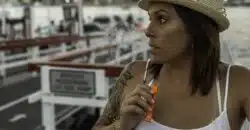 une femme avec une cigarette électronique à la main