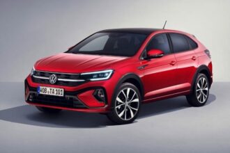 Volkswagen Taigo sur route avec un paysage urbain en arrière-plan