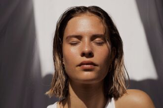Femme souriante avec une peau lisse et éclatante